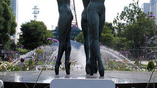 背景にテレビ塔や大きな噴水