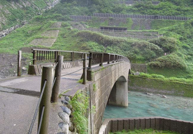 称名川にかかる橋。この上からの眺めが絶景＆爆風。