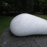 知事公館の芝生に横たわる大きな白い石