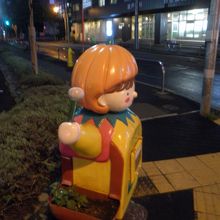 冬季の滑り止め砂ボックスも玉ねぎ人間型