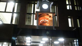 東区役所玄関上にあるカラクリ時計♪