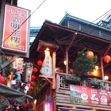 夕方になると、赤提灯に灯がともります