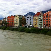 木の陰になっている緑の建物