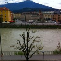 イン川は水量も多く流れが速い。川向うのマルクト広場。