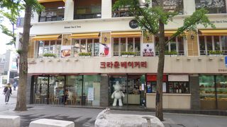 安国駅から仁寺洞キルの入口にあります