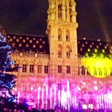 市庁舎をスクリーンに