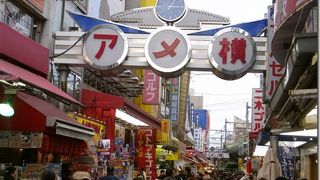 にぎやかな商店街