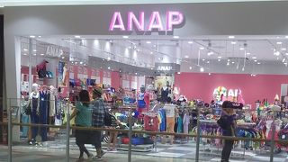 ピンク色がよく目立つショップ