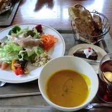 ランチ。パンが絶品！