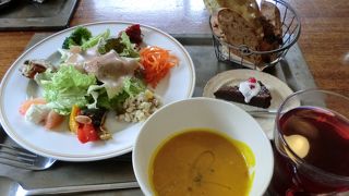 小高い丘の上にある小さなカフェ