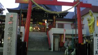 すすきのにある赤色の鳥居