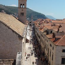 城壁の上から見る通り