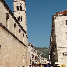 賑わいを見せる通