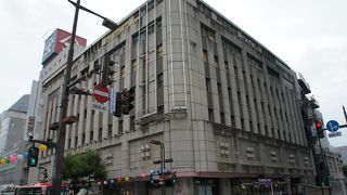 中に入って少し歩いただけでも、高級感のある百貨店の雰囲気が漂っているのを感じます