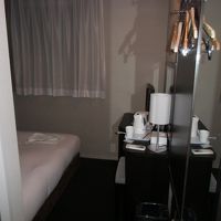 入口側から見た写真。手前左がバスルーム。