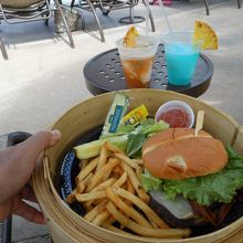 ランチのチーズバーガーセットをプールサイドでいただいた。