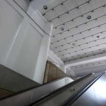 ここを上がれば外に出ます