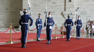 動かないイケメン？