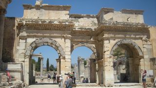 ケルスス図書館の脇にある2つのアーチ状の門「マゼウスとミトリダテスの門」～エフェス（エフェソス）遺跡～