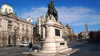 ドン・ペドロ４世の騎馬像があり