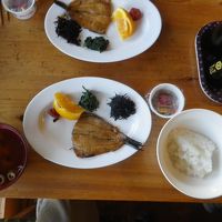 小屋の朝食、ご飯とみそ汁お代わり自由