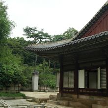 昌慶宮　通明殿　建物の裏には　オンドル用の煙突がある