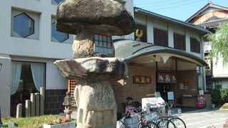 石の灯篭がインパクト大！