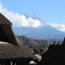 茅葺屋根の間から富士山が見れた