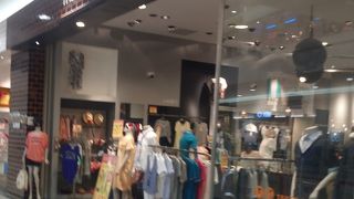 カジュアルからスーツまで。複合型SHOP