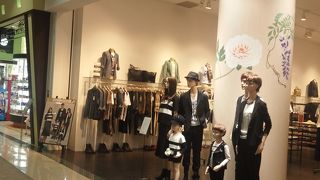 家族の絆”をテーマにレディス・メンズウェアと生活雑貨