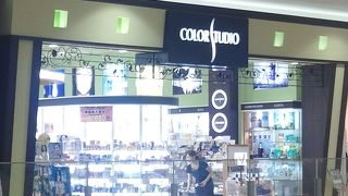 化粧品と香水の専門店