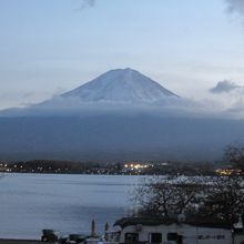 黄昏時の河口湖と富士山