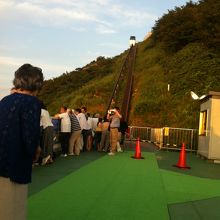 ケーブルカーとスロープカーの乗り換えるところ