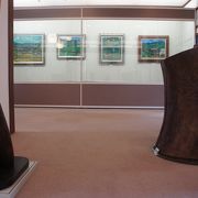 二階には地元の画家の作品や木製品などが展示されていました。