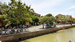 夜は歩けないほどの観光客。