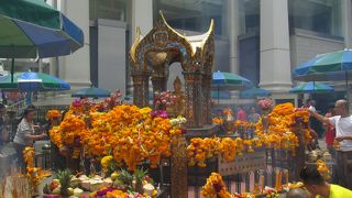 大都会の中心にある人気の祠