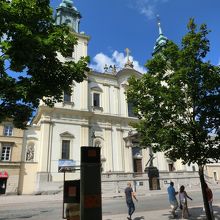 白い壁がまぶしい