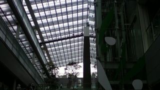 採光の美しいショッピングモールです。