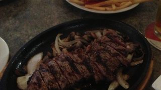 ワイキキサンドヴィラ内のレストラン