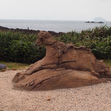 豹に似た奇岩です