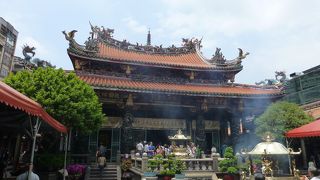 現地の人に混じってお参り