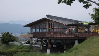 諏訪湖を見下ろせる大きなサービスエリア