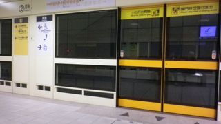 飲食禁止の綺麗な地下鉄♪