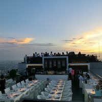 ルーフトップのヴァーティゴとムーンバーからの夕景