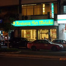 道路を挟んで店頭を撮影しました