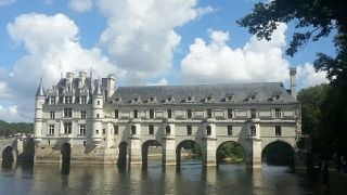 撮影ポイントは川の対岸です。シュノンソー城