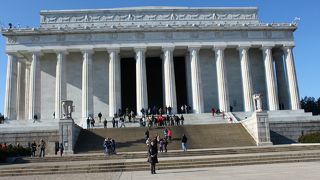 人がいっぱいの人気スポット。