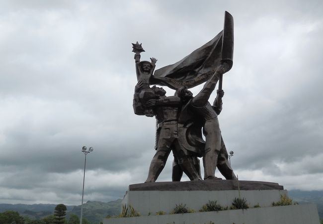 丘の上にある巨大な記念像