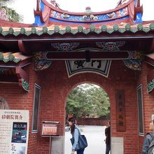 この門から入ります。