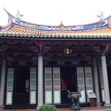 孔子の父祖や兄を祀る崇聖祠。